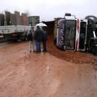 La zahorra del camión accidentado _en la imagen_ se esparció por el puente y entorpeció el tráfico