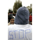 Un joven de un suburbio de París muestra su camiseta con la palabra Stop pintada a la espalda