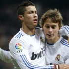 Cristiano Ronaldo celebra su tercer gol con el joven Canales que le dio el pase.