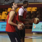 Albert Fontet, en un entrenamiento junto a Seawright, será baja frente al Breogán y el Ourense.