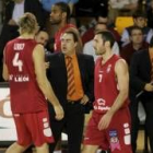 Aranzana habla con Urko Otegui en presencia de Bulfoni