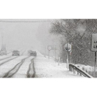 La nieve cubre la carretera en Villamañín