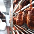 La producción del embutido berciano se adapta a la demanda del mercado.