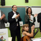 La presidenta de las Cortes durante el acto de presentación del libro de autores de la Comunidad en un colegio de Palencia.