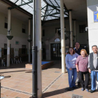 El secretario de Amigos del Camino de Santiago en el Bierzo, junto a varios hospitaleros.