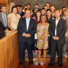 La presidenta, Isabel Carrasco, con los alumnos.