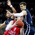 Nocioni, en el centro, intenta superar la defensa del Efes.