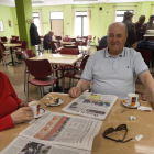 María del Carmen de Lucas y Leonardo Martínez disfrutan de un café mientras leen el periódico. RAMIRO