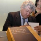 El autor en un momento de la presentación del libro