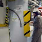 Un trabajador de Garoña, en el interior de la central nuclear burgalesa, en una imagen de archivo.