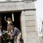 Los fieles sacan a la calle la imagen del santo en procesión