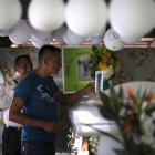 Vecinos asisten al velorio de Jakelin Caal  la nina inmigrante que murio el pasado 8 de diciembre bajo custodia de la Patrulla Fronteriza  por lo que el Estado de Guatemala ha pedido al gobierno de Estados Unidos una exhaustiva investigacion de este caso