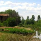 En la cola del embalse de la tabla, un molino en ruina conserva paredes de tapial