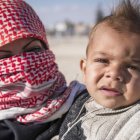 Muna, un madre siria de Deir Ezzor, con su hijo menor, Yasir, de un año, en el campo de refugiados de Al Hol, en Hasakah (Siria).