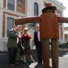 Los representantes de la Diputación observan una escultura de Zapico