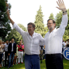 Núñez Feijóo y Rajoy saludan a los asistentes al acto de ayer en Pontevedra.