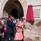 Isabel Carasco contempla cómo Antonio Silván y Rosa Díez descubren la placa conmemorativa