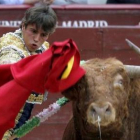 El diestro Miguel Tendero da un pase con la muleta.