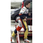 Fernando Alonso corre hacia su «motorhome», ayer en Montmeló
