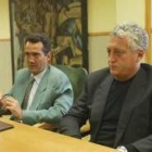 Guillermo Hernanz, gerente de la empresa Garnica Plywood y el médico estomatólogo Luis Martín Villa