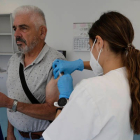 La vacunación de la gripe y el covid 'se estrena' a partir de este martes en los centros de salud para la población general. FERNANDO OTERO