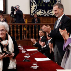 Los reyes aplauden a la poeta uruguaya Ida Vitale tras recibir el Premio Cervantes 2018. BALLESTEROS