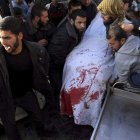 Varios palestinos trasladan el cuerpo de uno de los milicianos fallecidos.