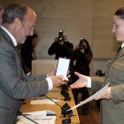 Vanesa Medina recibió de León de la Riva el premio otorgado a ella y a su marido.