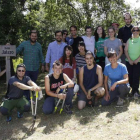 El grupo junto a un roble centenario, acompañado por Eduardo Cazaro y Javier Santiago. CAMPOS