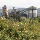 Vista general de la cementa que Cosmos tiene en  Toral de los Vados, en una imagen de archivo.