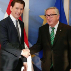 Jean-Claude Juncker saluda al canciller austriaco Sebastian Kurz, en Bruselas