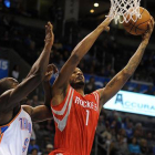 Serge Ibaka (izquierda) trata de impedir la canasta de Trevor Ariza, en un momento del partido entre los Thunder y los Rockets.