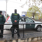 Agentes de guardia, a la mañana siguiente, ante la vivienda de Argayo donde ocurrió el crimen