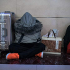 Un pasajero descansa antes de coger un tren que le lleve de regreso a su pueblo natal para celebrar el Año Nuevo Chino. ROMAY PILIPEI