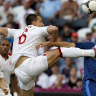 Terry y Benzema luchan por el balón.