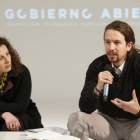 Beth Noveck, asesora del presidente de EE UU, y el secretario general de Podemos, Iglesias.