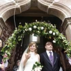 Pedrito y Eva, a su salida de la iglesia de Benavides de Órbigo, tras convertirse en marido y mujer