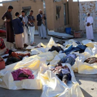 Los cadáveres de las personas muertas en el bombardeo en el norte de Yemen.