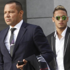 El padre de Neymar y su hijo, el día de su comparecencia en la Audiencia Nacional de Madrid.