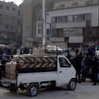 Camiones que transportan alimentos al campo de refugiados palestinos de Al Yarmuk en Damasco, Siria, el pasado jueves 30 de enero.