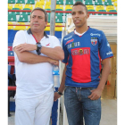Valdo, con la camiseta del Atlante, junto al presidente del club, José Antonio García.