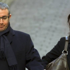 El exsocio de Iñaki Urdangarin en el Instituto Nóos, Diego Torres, acompañado de su mujer, Ana María Tejeiro, a su llegada hoy a los juzgados de la capital balear.