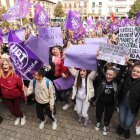 Pancartas y banderas en la plaza del Ayuntamiento. ANA F. BARREDO