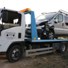Una grúa retira la furgoneta en la que viajaba el conductor que ha provocado el accidente.