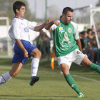 Soto controla el balón ante la oposición de Ginés. El maragato cumplió ayer en defensa.