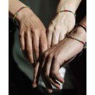 La pulsera lleva los colores de la bandera de Haití.