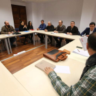 La imagen muestra la última reunión de la mesa negociadora de la pizarra en Ponferrada. L. DE L A MATA