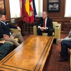Representantes de Autismo León, con el alcalde y la concejala. DL