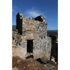 Una de las torres, antes (abajo) y después de las obras de urgencia