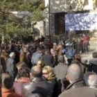 Unas quinientas personas se concentraron delante del ayuntamiento de Fago para expresar su repulsa